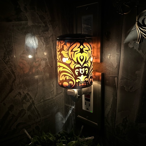 Celebrating Home Night light or Fragrance warmer Florence Plug in - Picture 3 of 14